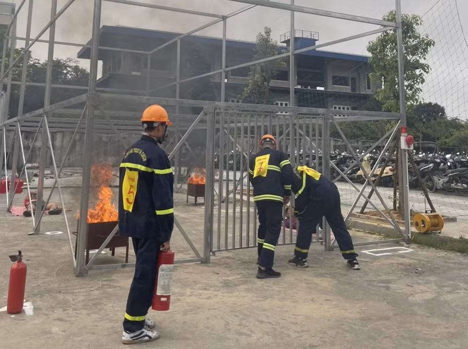 CBCS Đội Cảnh sát PCCC và CNCH Công an TP Cẩm Phả chạy đội hình mẫu tham gia Hội thi.