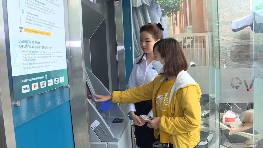 Người dân thuận lợi rút và chuyển tiền vào tài khoản bằng CCCD gắn chíp.