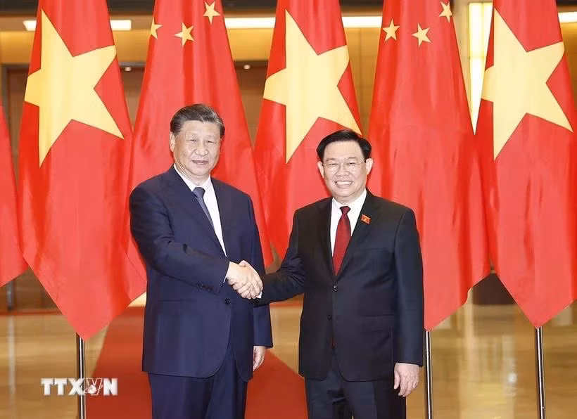 Chủ tịch Quốc hội Vương Đình Huệ và Tổng Bí thư, Chủ tịch nước Trung Quốc Tập Cận Bình chụp ảnh chung trongchuyến thăm Việt Nam ngày 13/12/2023. (Ảnh: Doãn Tấn/TTXVN)