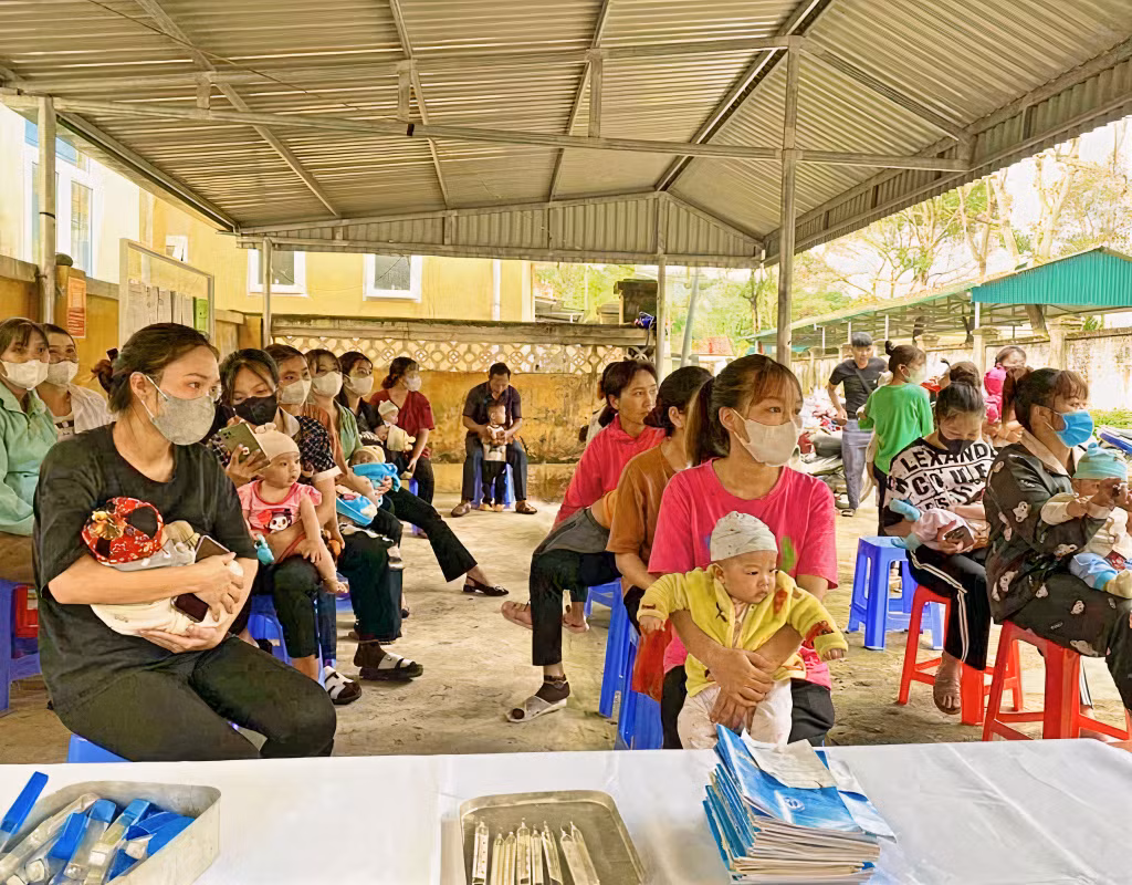 Phụ nữ xã Quảng Sơn (huyện Hải Hà) đến thăm khám SKSS tại Trạm Y tế xã Quảng Sơn.