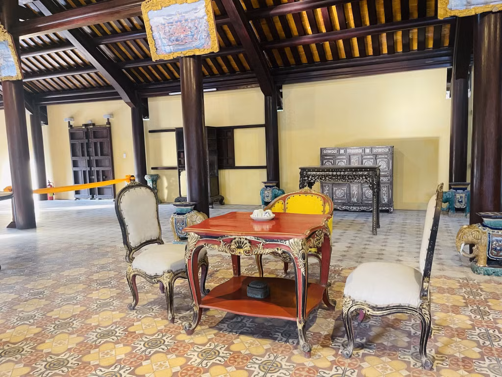 Một số đồ dùng trong hoàng cung thời xưa.