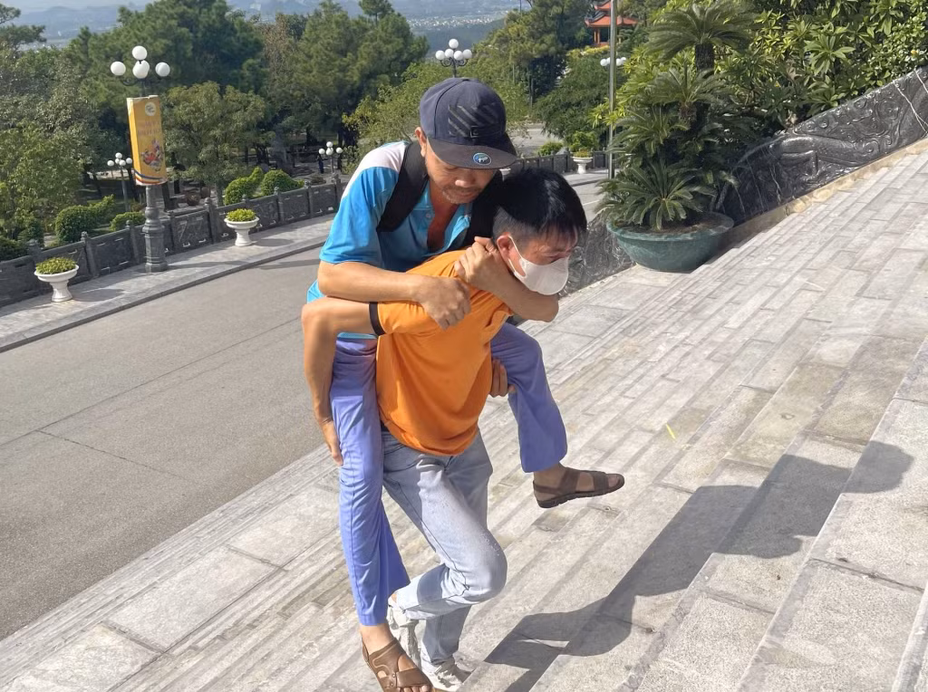 Hành động đẹp của nhân viên Trung tâm Bảo trợ xã hội tỉnh Quảng Ninh. Ảnh tư liệu.