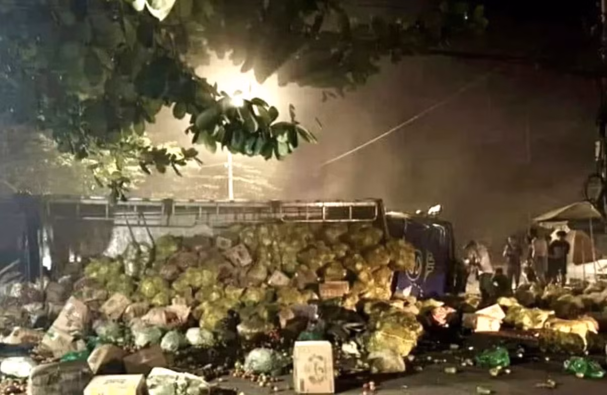 Hiện trường vụ xe tải lật ngang trên QL20 gây ảnh hưởng lưu thông.