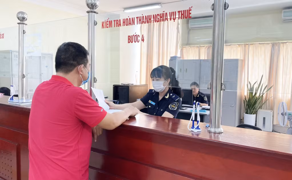 Cán bộ Hải quan Cửa khẩu Hoành Mô hướng dẫn doanh nghiệp làm thủ tục.