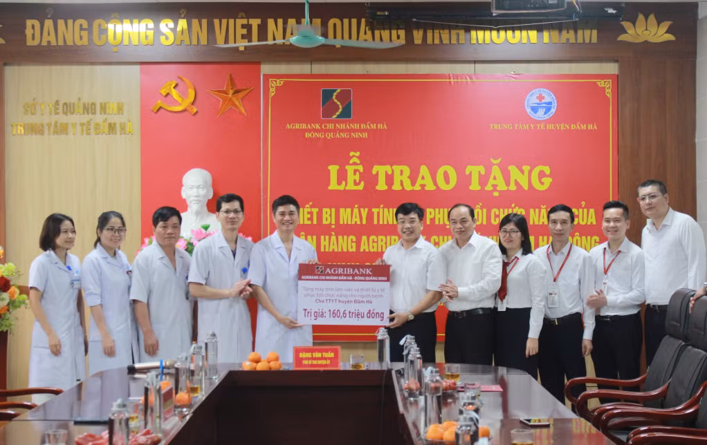 Ngân hàng Agribank chi nhánh Đầm Hà - Đông Quảng Ninh trao tặng máy tính và thiết bị y tế phục hồi chức năng cho Trung tâm Y tế Đầm Hà.