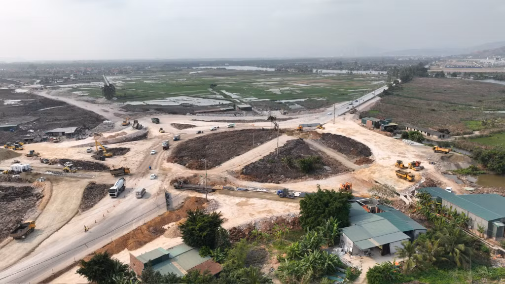 Nút giao với tỉnh lộ 338 nhà thầu đang tập trung thi công đắp nền các tuyến nhánh.