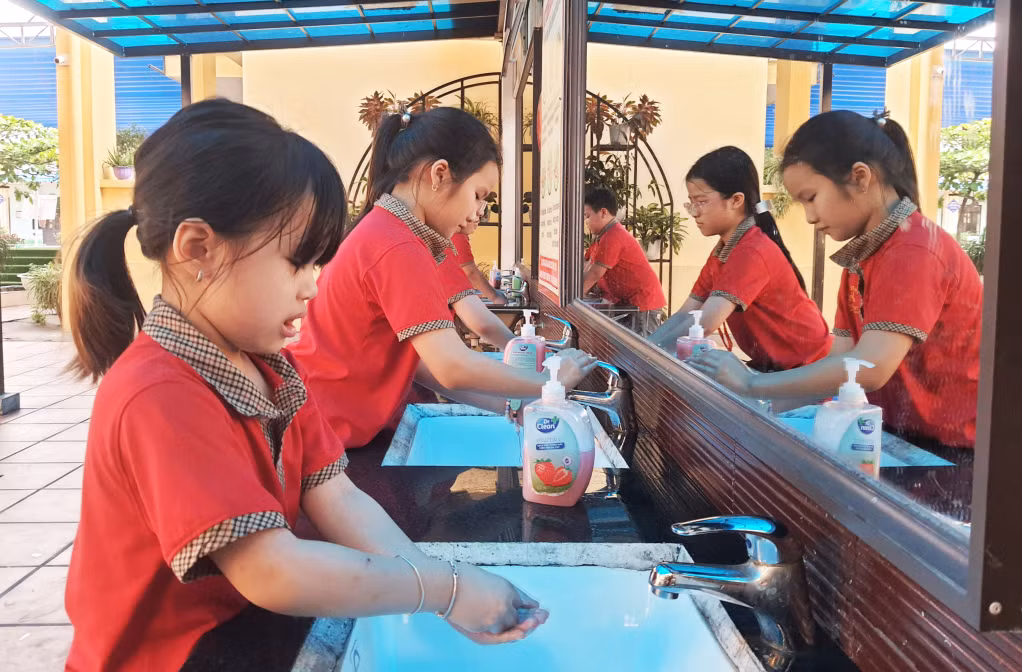 Học sinh Trường Tiểu học Lý Thường Kiệt sử dụng công trình nhà vệ sinh trong trường học.