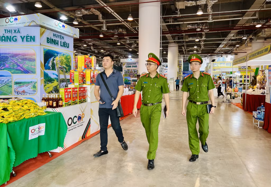 Lực lượng Cảnh sát PCCC&CNCH (Công an tỉnh) kiểm tra an toàn PCCC tại nơi tổ chức Hội chợ OCOP Quảng Ninh dịp 30/4-1/5.