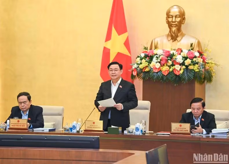Tại phiên họp chuyên đề pháp luật, Ủy ban Thường vụ Quốc hội cho ý kiến về một số nội dung quan trọng trình Quốc hội tại Kỳ họp thứ 7 vào tháng 5 tới. (Ảnh: DUY LINH)
