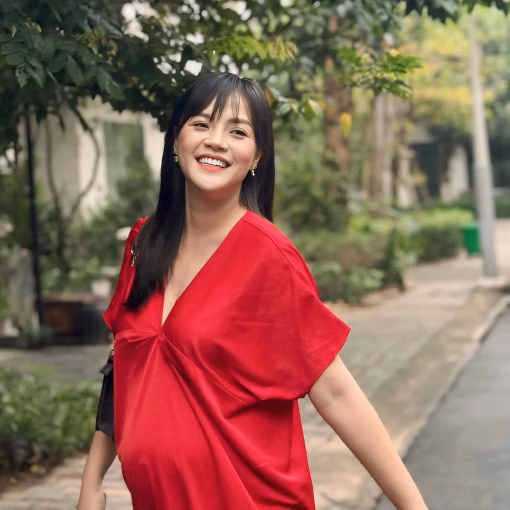 Nhan sắc xinh đẹp và thần thái rạng rỡ của Thu Quỳnh dù đang mang thai ở tháng thứ 8. Thu Quỳnh nói rằng, cô hạnh phúc với lựa chọn của mình là làm mẹ đơn thân, không kết hôn và không làm đám cưới (Ảnh: Facebook nhân vật).