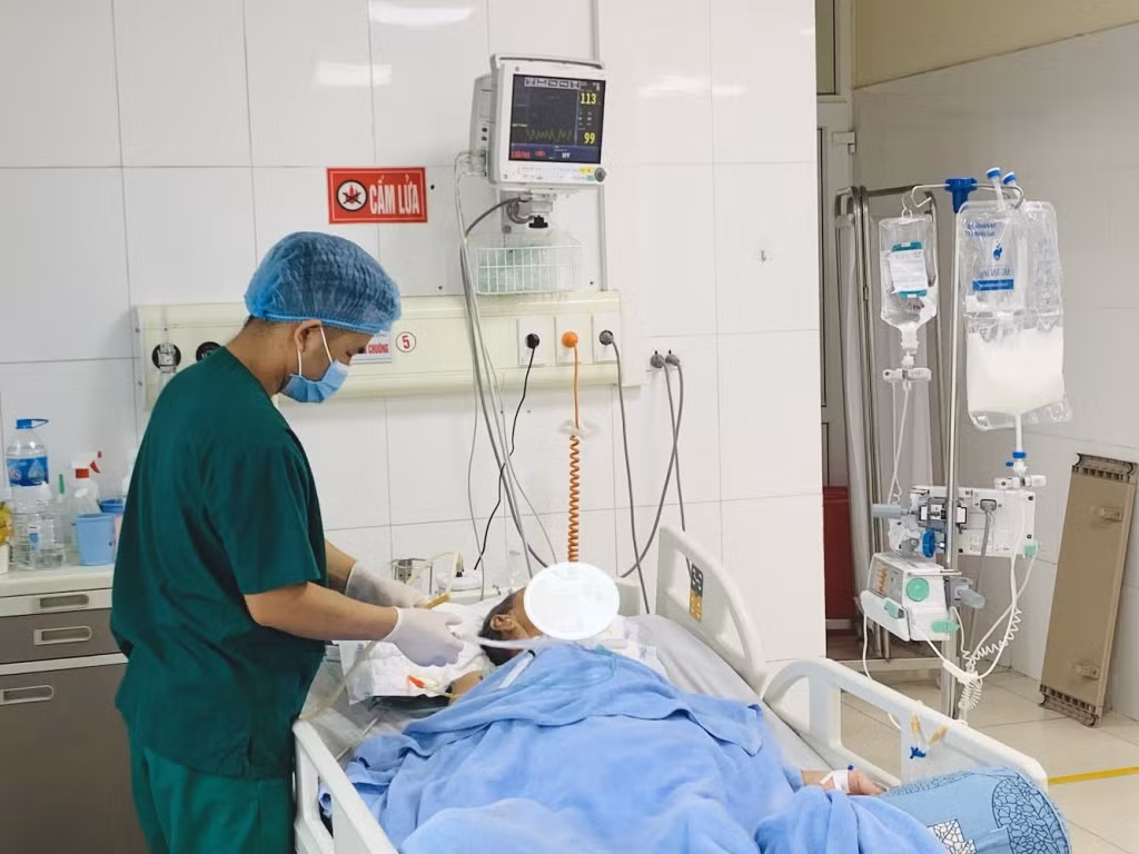 Công việc hằng ngày của điều dưỡng Nguyễn Văn Diễn tại Khoa Hồi sức tích cực ung bướu, Bệnh viện Bãi Cháy (TP Hạ Long).