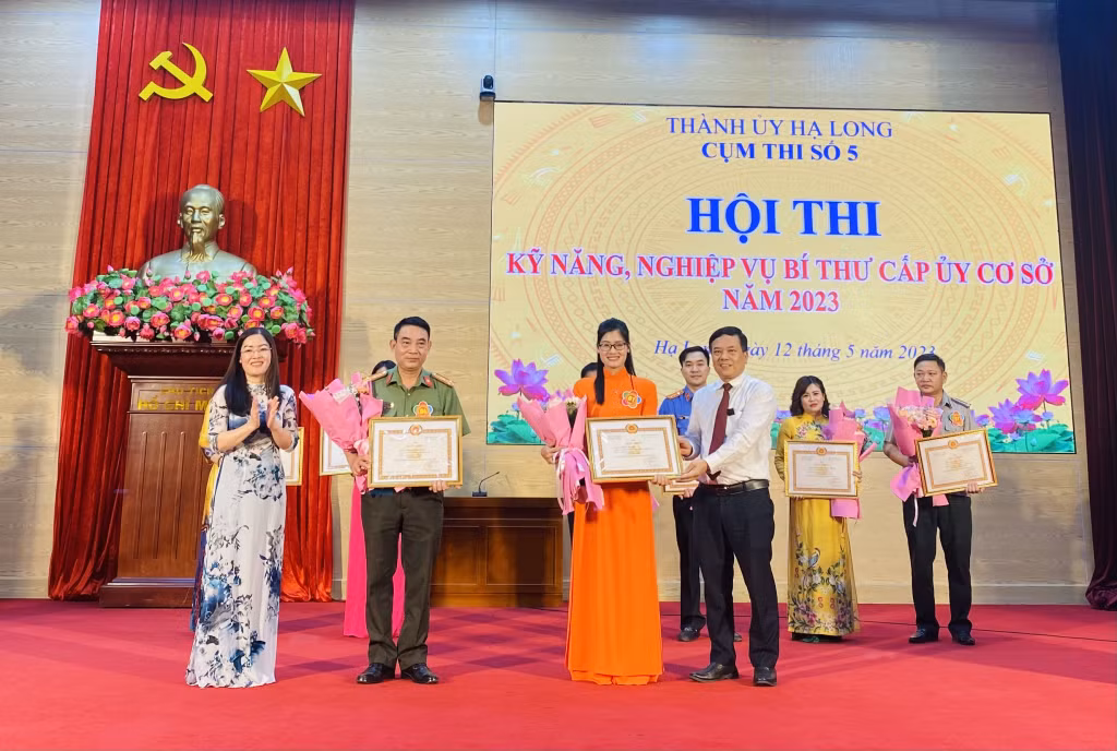 Ban tổ chức trao giải Nhì cho thí sinh Nguyễn Văn Tuấn, Phó Bí thư Đảng uỷ, Phó trưởng Công an thành phố và Trịnh Thị Hè, Uỷ viên BCH Đảng bộ, Chuyên viên văn phòng Thành uỷ.