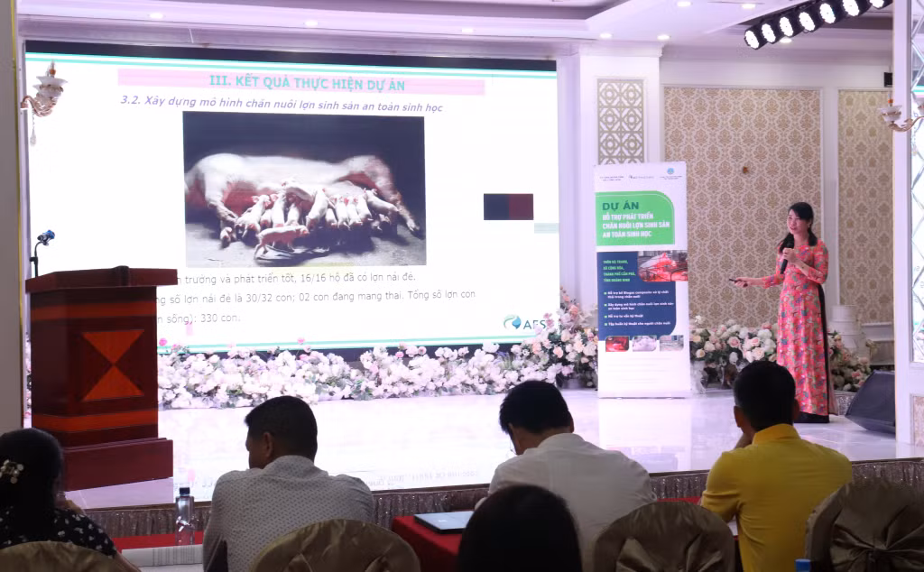 Quang cảnh buổi lễ sơ kết “Hỗ trợ phát triển chăn nuôi lợn sinh sản an toàn sinh học”.