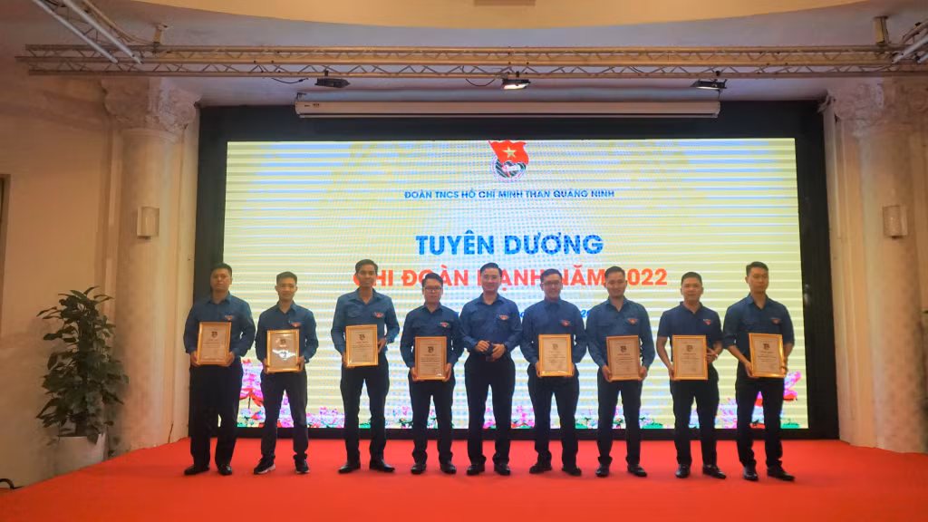 Tuyên dương các chi Đoàn mạnh năm 2022.