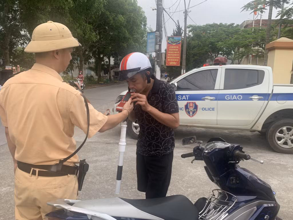 Cán bộ Đội CSGT-TT Công an huyện Hải Hà kiểm tra nồng độ cồn người điều khiển phương tiện trên tuyến đường vào các điểm du lịch.