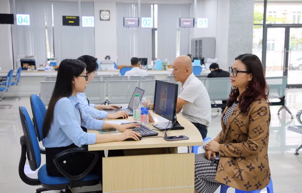 Cán bộ Trung tâm Phục vụ hành chính công tỉnh hỗ trợ người dân, doanh nghiệp giải quyết thủ tục hành chính.