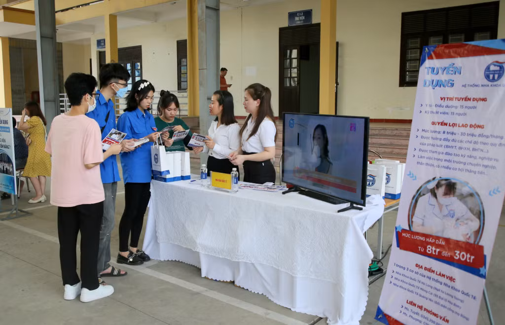Sinh viên Khoa Y tìm hiểu cơ hội việc làm tại một số cơ sở y tế tư nhân trên địa bàn TP Hạ Long.