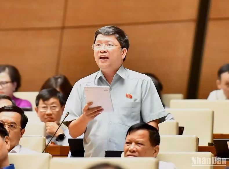 Đại biểu Tạ Văn Hạ (Đoàn Quảng Nam) tham gia ý kiến thảo luận. (Ảnh: ĐĂNG KHOA)