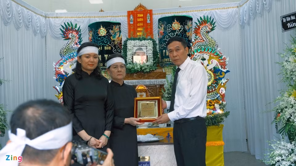 Lễ tang nghệ sĩ Hồng Đức diễn ra tại chùa Vĩnh Nghiêm (TP.HCM) vào ngày 3/5. Nghệ sĩ Ưu tú Đỗ Kỷ trao bằng vinh danh cố Nghệ sĩ Ưu tú Hồng Đức của Hội Nghệ sĩ Sân khấu Việt Nam.