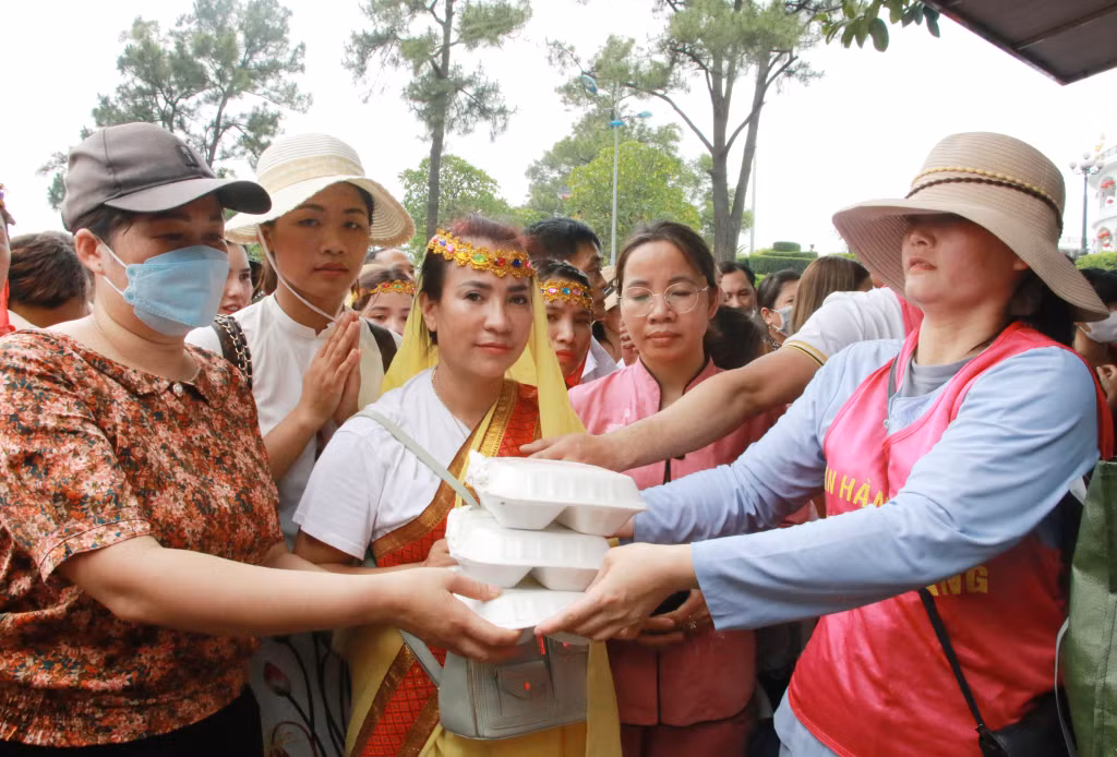 Nhà chùa có sự chuẩn bị chu đáo, phát hàng chục nghìn suất cơm hộp cho du khách, phật tử về với chùa nhân dịp đại lễ Phật đản năm nay.
