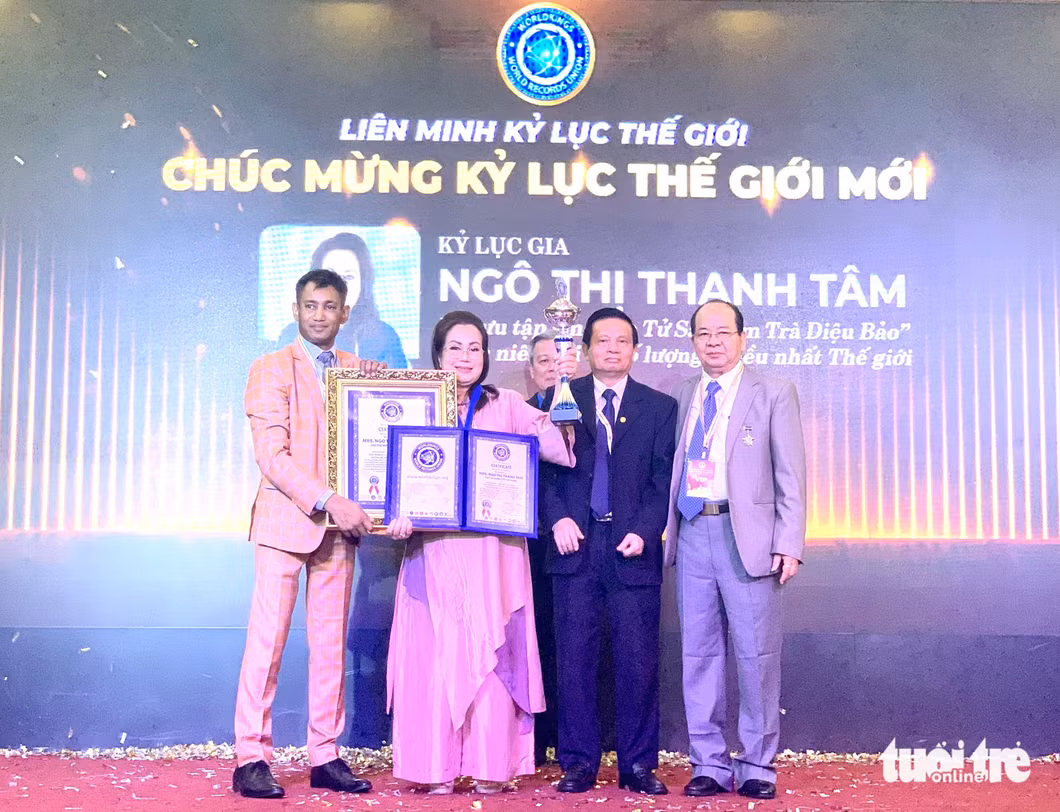Bà Ngô Thị Thanh Tâm nhận kỷ lục thế giới - Ảnh: KHUÊ NGUYÊN