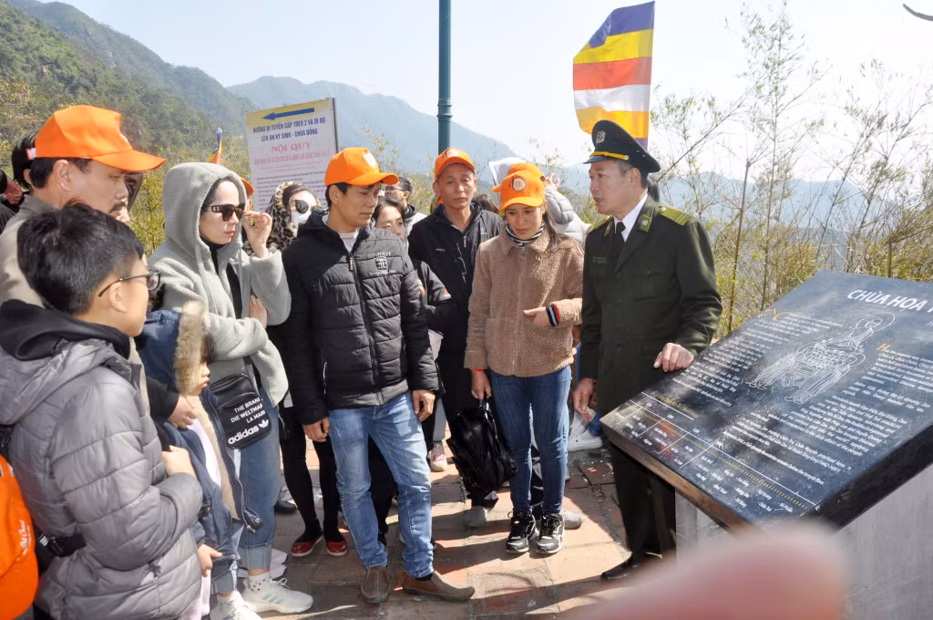 Biển giới thiệu về giá trị di tích bằng tiếng Việt và tiếng Anh được lắp đặt tại khuôn viên chùa Hoa Yên, Yên Tử.