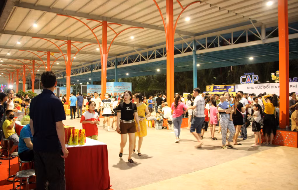 Du khách đến thưởng thức các món ăn hải sản và trải nghiệm tại Liên hoan ẩm thực lần thứ II huyện Vân Đồn.