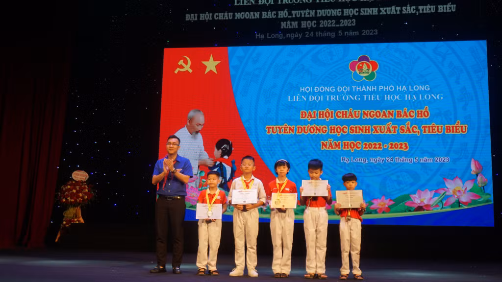 Các học sinh Trường TH Hạ Long đạt thành tích cao tại kỳ thi Olympic Toán học quốc tế TIMO được tuyên dương trong chương trình.