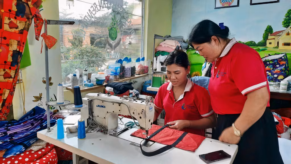 May các sản phẩm tái chế tại HTX Green Life Hạ Long.