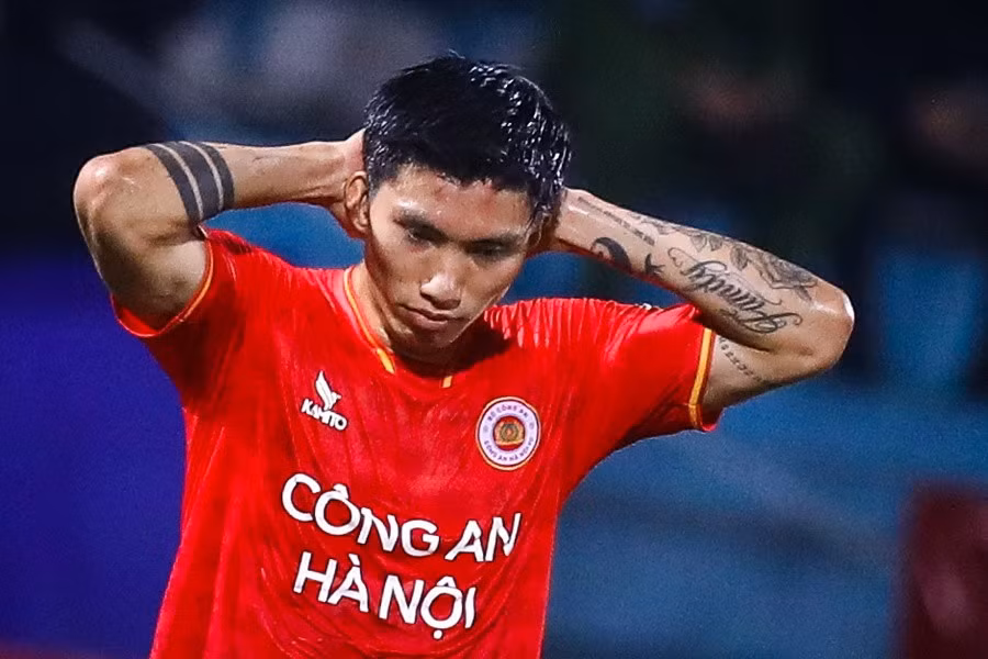 Văn Hậu và đồng đội gặp rất nhiều khó khăn trước Khánh Hòa kỷ luật và chặt chẽ. Ảnh: Minh Chiến.