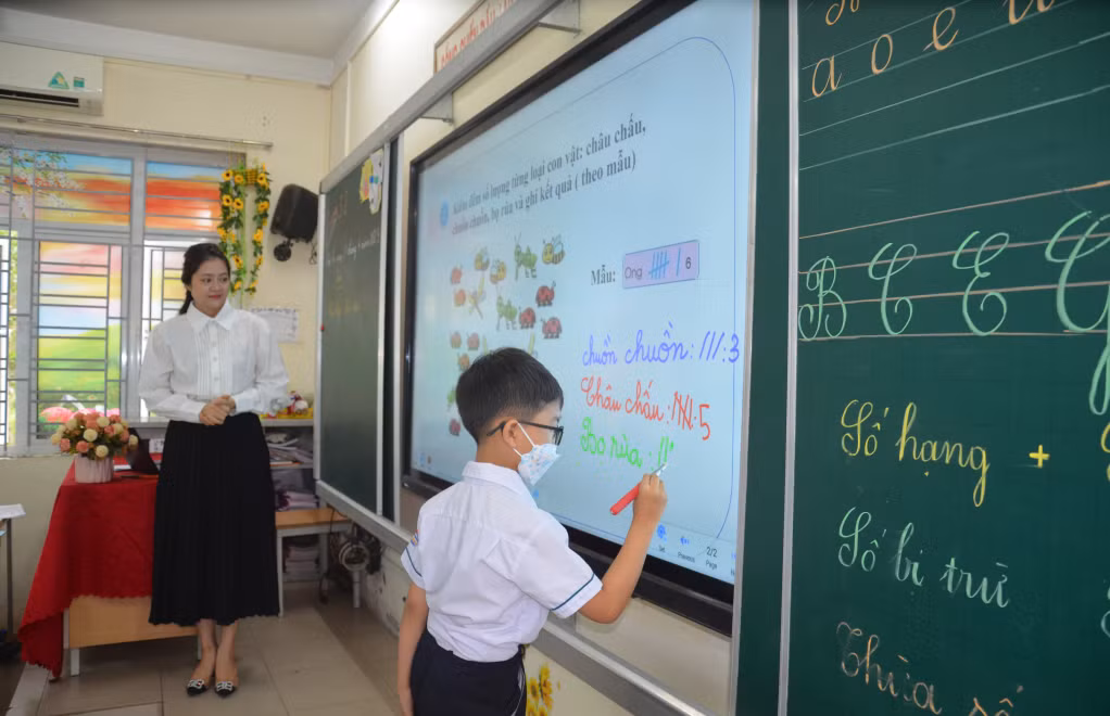Nhờ có bảng thông minh, các tiết học của cô và trò Trường TH-THCS Hùng Thắng (TP Hạ Long) hiệu quả, sinh động hơn.