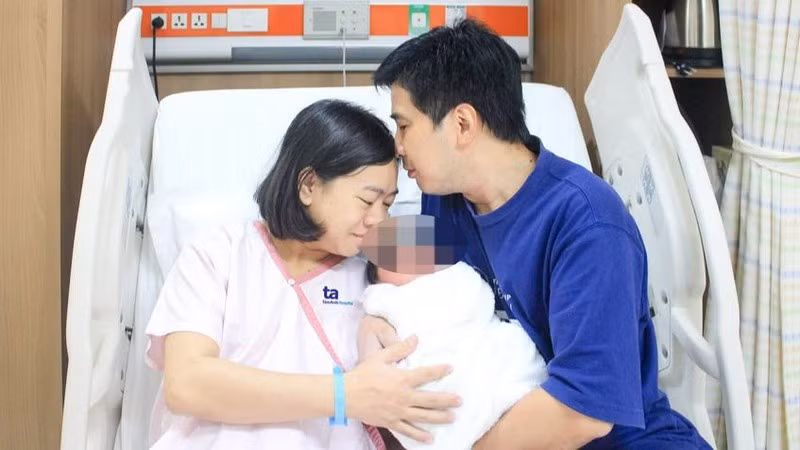 Hạnh phúc làm cha mẹ của cặp vợ chồng hiếm muộn.