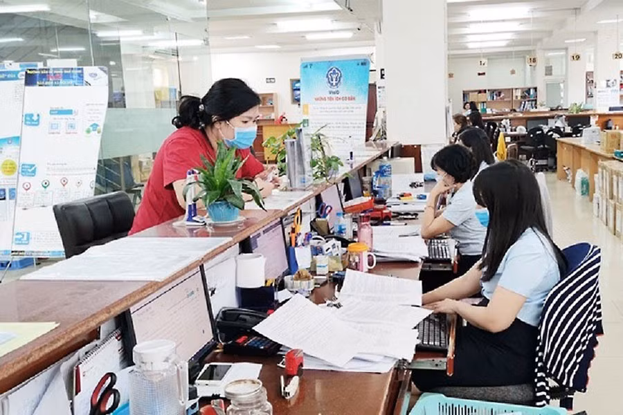 Người lao động phải đợi 1 năm sau khi nghỉ việc thì mới được rút bảo hiểm xã hội 1 lần. Ảnh minh hoạ: VGP