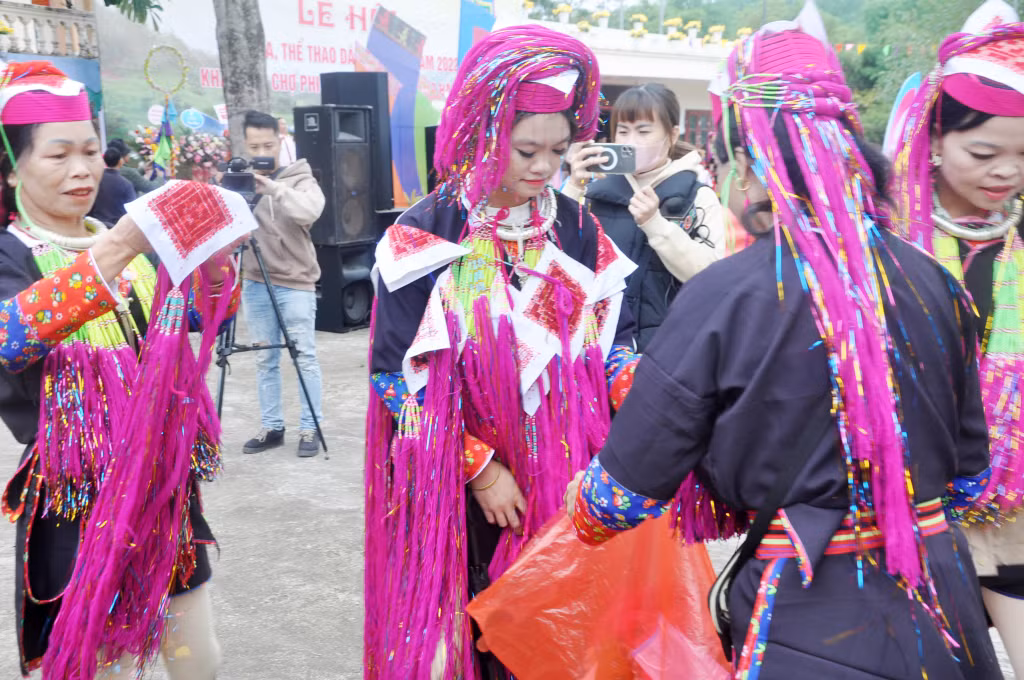 Chị em chuẩn bị phục trang tham gia Lễ hội văn hoá, thể thao và chợ phiên Hà Lâu (xã Hà Lâu, Tiên Yên).
