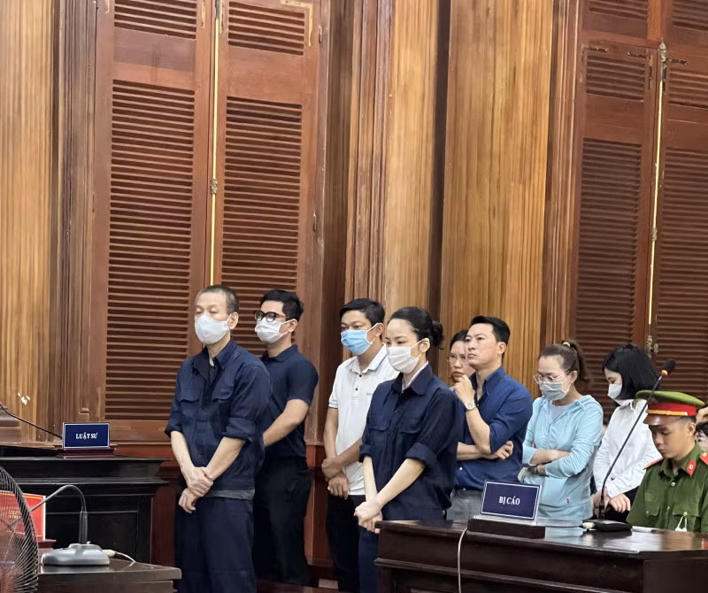 Kim Bumjae (ngoài cùng, bên trái) và các đồng phạm tại tòa sáng 23/5.