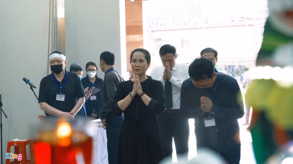 Diễn viên Lan Hương tiễn biệt đàn anh.