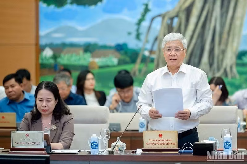 Chủ tịch Ủy ban Trung ương Mặt trận Tổ quốc Việt Nam Đỗ Văn Chiến trình bày dự thảo báo cáo tổng hợp ý kiến của cử tri và nhân dân. (Ảnh: DUY LINH)