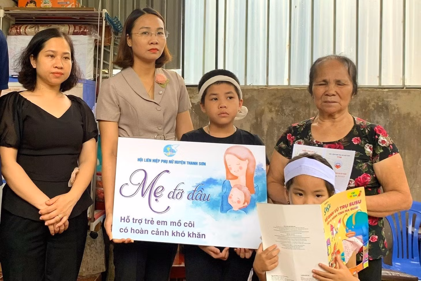Hội Liên hiệp Phụ nữ huyện Thanh Sơn, tỉnh Phú Thọ nhận đỡ đầu 2 con của cô Yến thầy Nam. Ảnh: Hội HLPN tỉnh Phú Thọ.