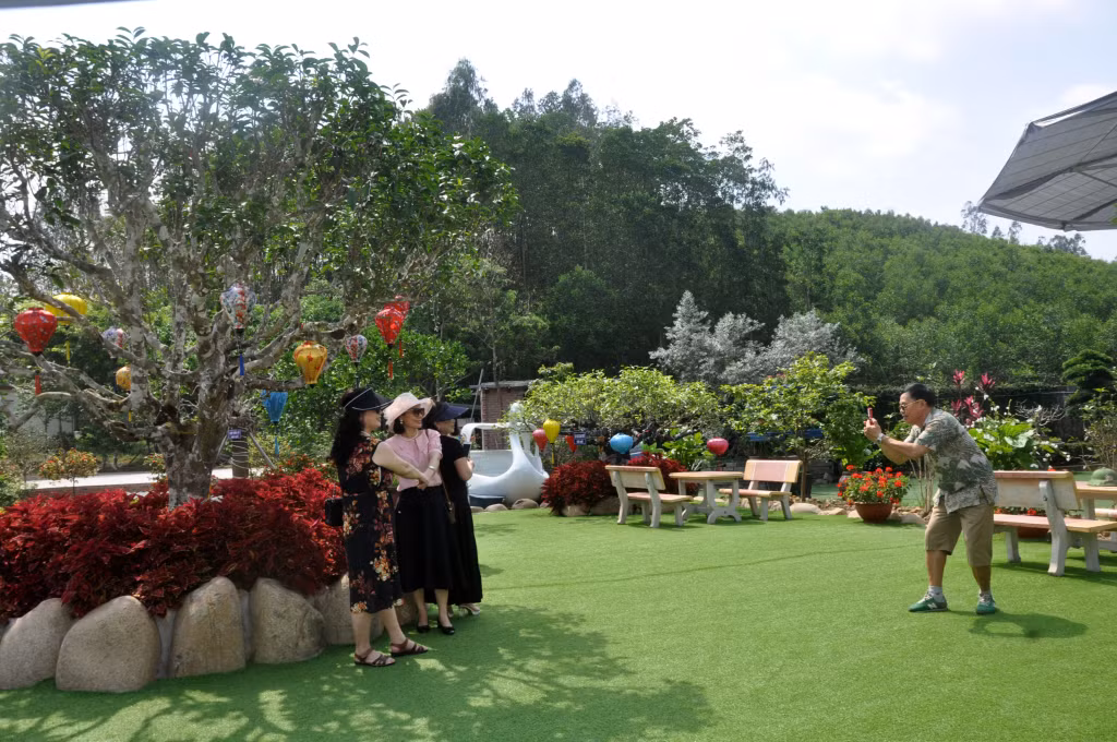 Du khách check in tại khuôn viên Vườn sinh thái Xuân Trường (xã Thống Nhất, TP Hạ Long).