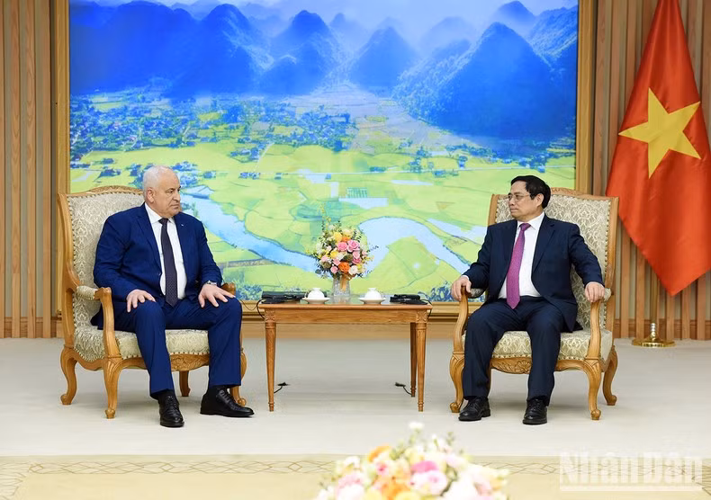 Thủ tướng Phạm Minh Chính và Bộ trưởng Nội vụ Nhà nước Palestine Ziad Hab Al-Reeh. (Ảnh: Trần Hải)
