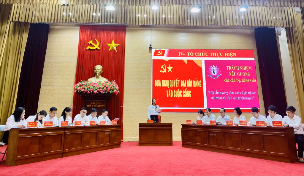 Thí sinh Nguyễn Thị Thanh Mai, Phó Bí thư Đảng uỷ cơ quan chính quyền TP Hạ Long trình bày phần thi thuyết trình về "Nâng cao chất lượng sinh hoạt chi bộ".