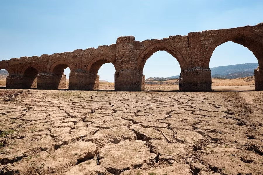 Hồ dự trữ nước khô cạn ở Extremadura, Tây Ban Nha. Ảnh: Xinhua