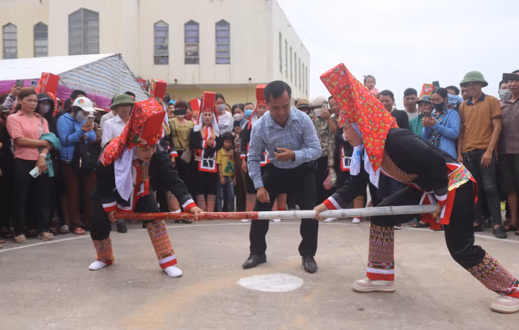 Thi đấu môn đẩy gậy tại Ngày hội