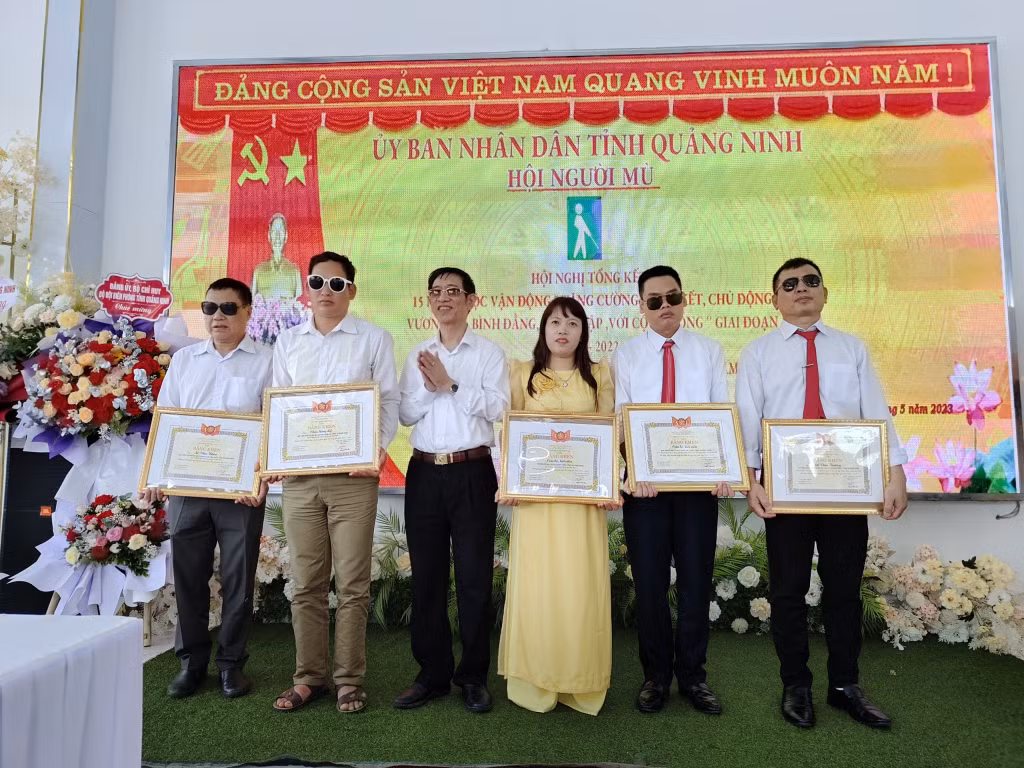 Các tập thể và cá nhân được nhận bằng khen của Hội Người mù Việt Nam.
