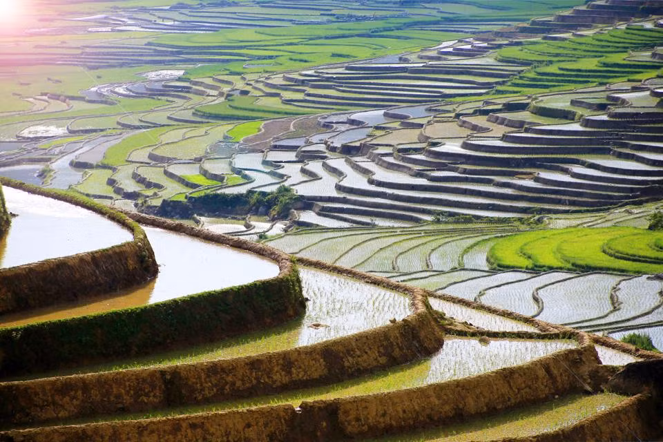 Mùa đổ nước, người dân đắp đập, ke bờ, dẫn nước vào ruộng để chuẩn bị cày ải, gieo mạ và cấy lúa. Đâu đâu cũng thấy những thửa ruộng bậc thang xếp tầng tầng, lớp lớp trải rộng khắp các triền núi.