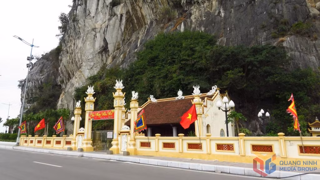 Khu vực mái che bài thơ cổ thuộc Khu di tích lịch sử và thắng cảnh núi Bài Thơ.