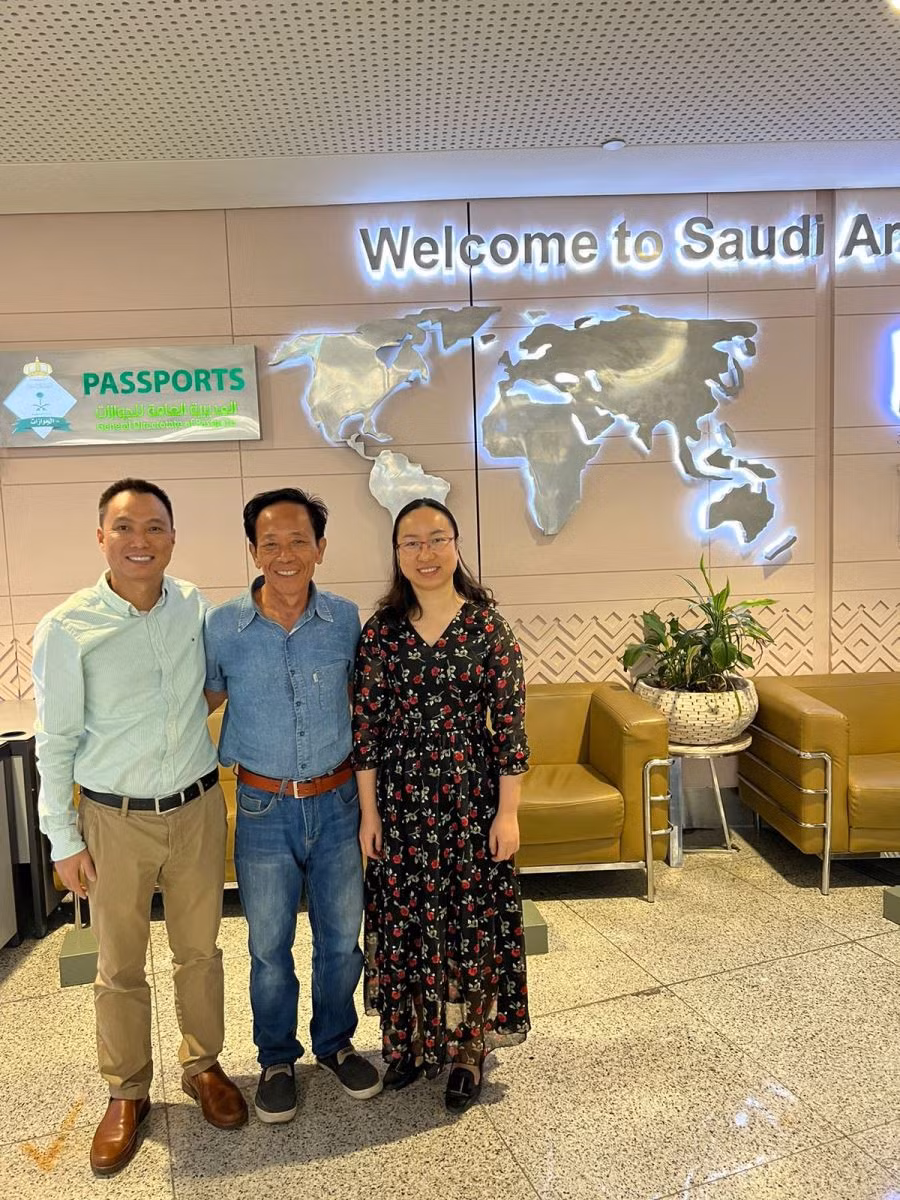 Ông Phạm Văn Khoe (đứng giữa) được giải cứu thành công từ Sudan. Ảnh do Đại sứ quán Việt Nam tại Saudi Arabia cung cấp.