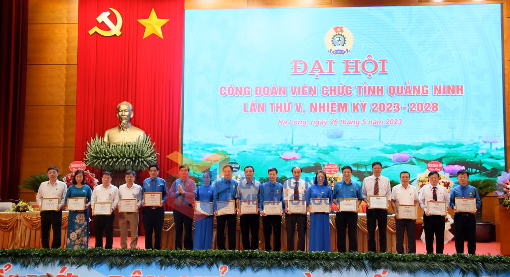Tổng LĐLĐ Việt Nam trao tặng Kỷ niệm chương Vì sự nghiệp xây dựng tổ chức Công đoàn cho các cá nhân có thành tích xuất sắc và đóng góp tích cực cho hoạt động, phong trào của tổ chức Công đoàn.
