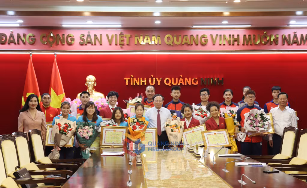 Nguyễn Xuân Ký, Ủy viên Trung ương Đảng, Bí thư Tỉnh ủy, Chủ tịch HĐND tỉnh chụp ảnh cùng các HLV, VĐV.