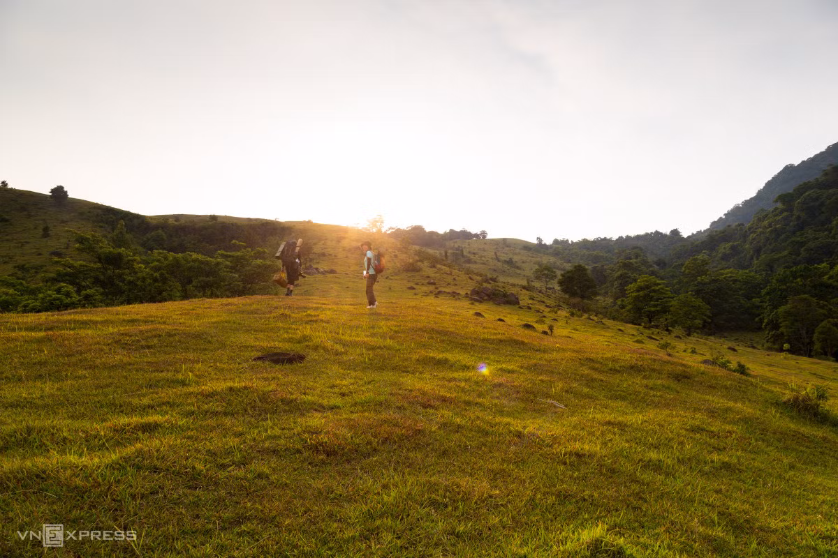 Trekking, cắm trại trên đồng cỏ hàng chục ha ở Quảng Trị ảnh 3